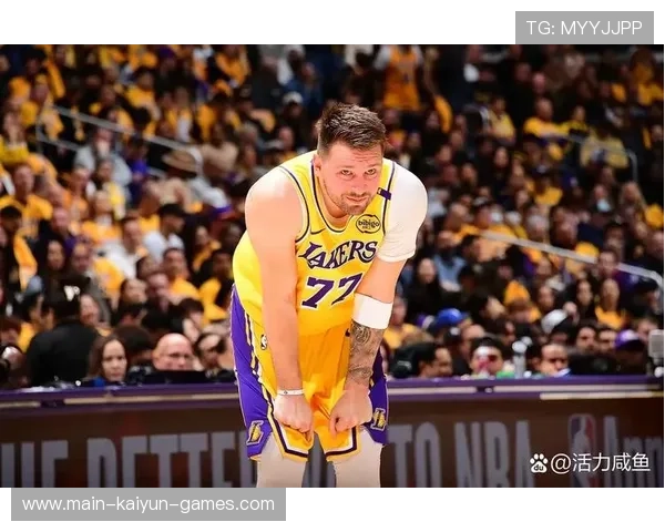 东契奇突破后抛投中，独行侠在主场笑到最后